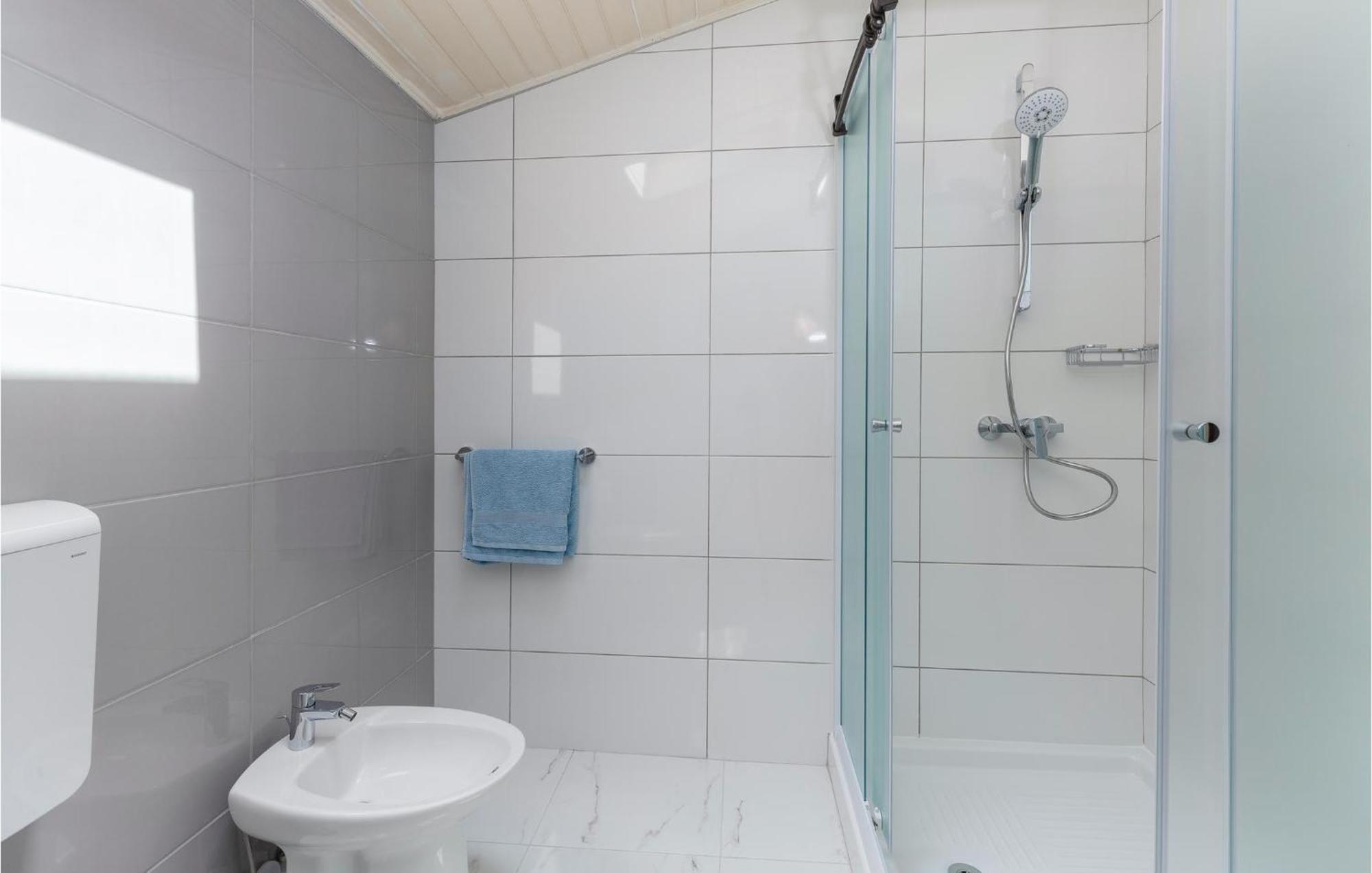 Cozy Apartment In Tar With House Sea View Tar-Vabriga Esterno foto