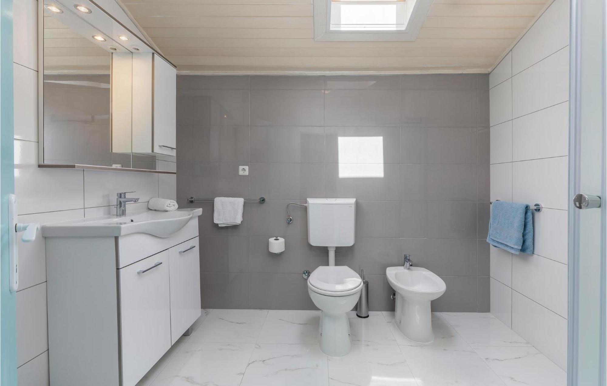 Cozy Apartment In Tar With House Sea View Tar-Vabriga Esterno foto